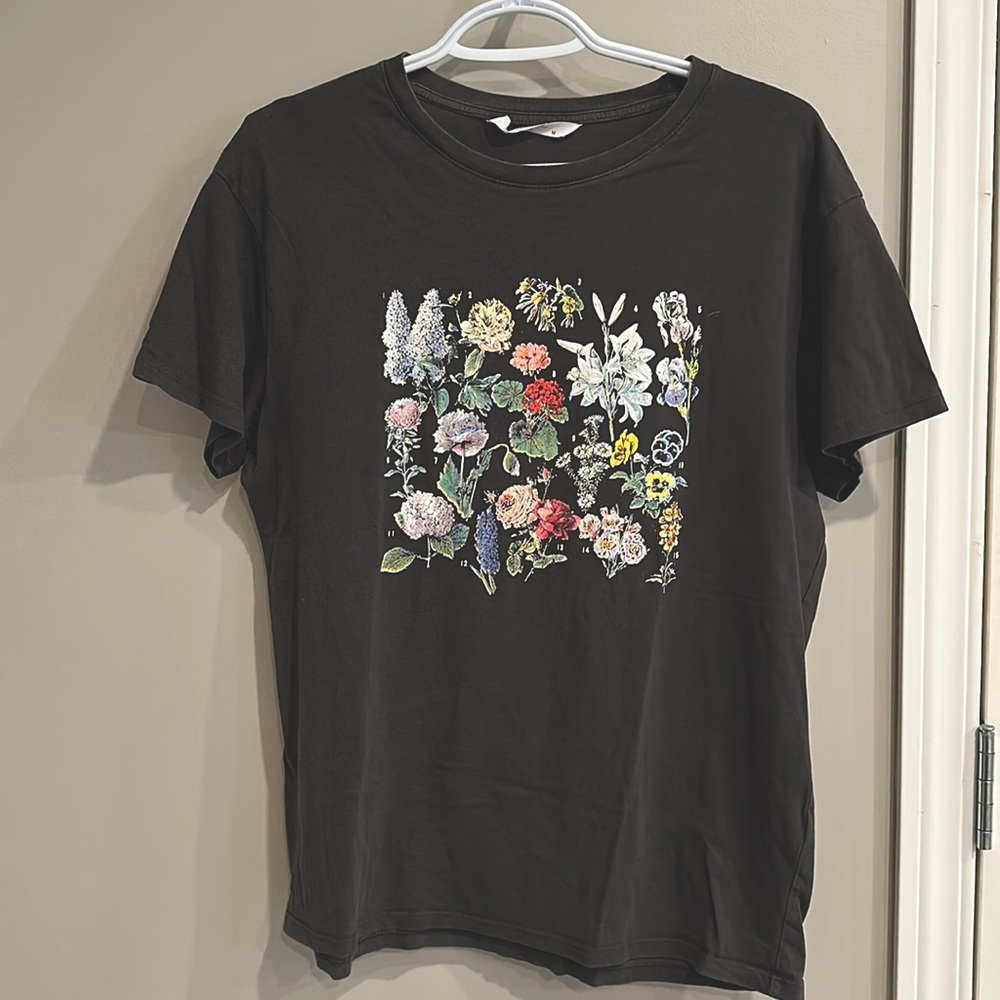 Supre size M floral graphic tee